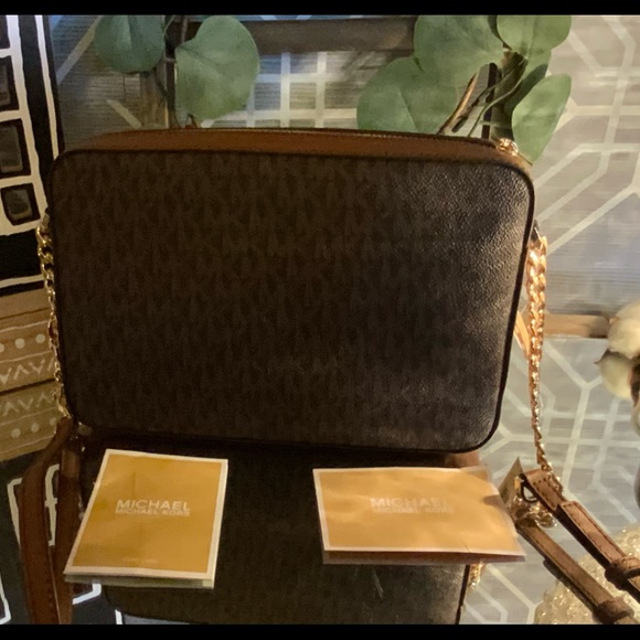 Michael Kors Crossbody - Picture 6 of 14